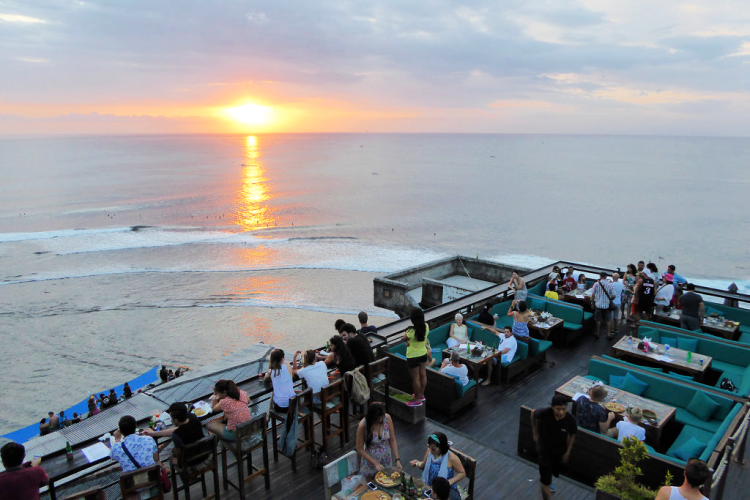 Tempat nongkrong asik di Bali - Single Fin