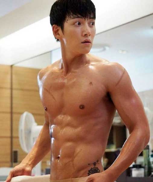 Salah satu keinginan para Kpopers ialah melihat perut six pack oppa idolanya Deretan Artis Cowok Korea Dengan Tubuh Atletis Dan s3ki