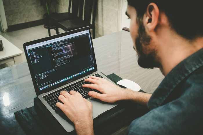Ide-Usaha-Rumahan-Dengan-Modal-Kecil-Yang-Menjanjikan-Keuntungan-Besar-Web-Developer