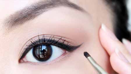 Tips-Makeup-Agar-Terlihat-Lebih-Muda