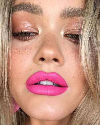 Trend-Makeup-2020-Lipstick-berwarna-hot-pink