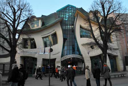 Bangunan Unik Di Dunia - The Crooked House, Poland