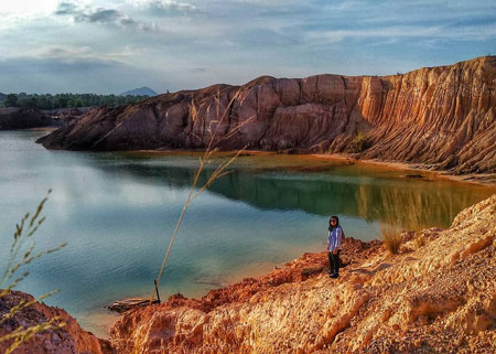 Daftar Tempat Wisata Paling Hits Di Bangka Belitung - Danau Ampar/Red Hill