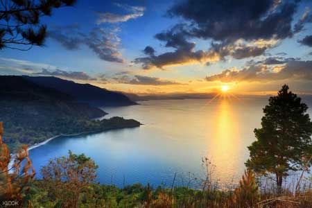 Tempat Melihat Sunrise Terbaik Di Indonesia - Danau Toba, Sumatera Utara