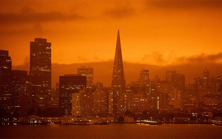 Warna langit California aneh