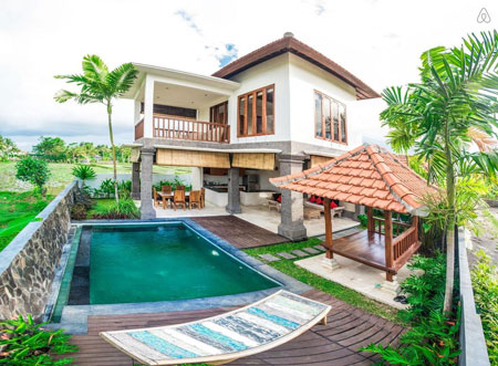 Desain rumah ala villa bali dengan bangunan semi outdoor