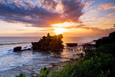 15 Pantai Terbaik dan Terindah di Bali - Pantai Tanah Lot