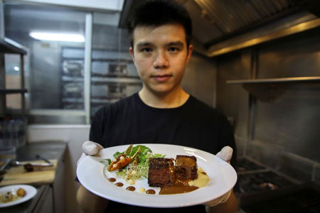 Peneliti dari Thailand Mengubah Bulu Ayam Menjadi Makanan