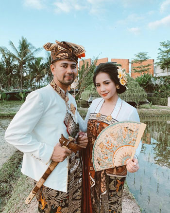Deretan Artis Indonesia Dengan Busana Adat Bali
