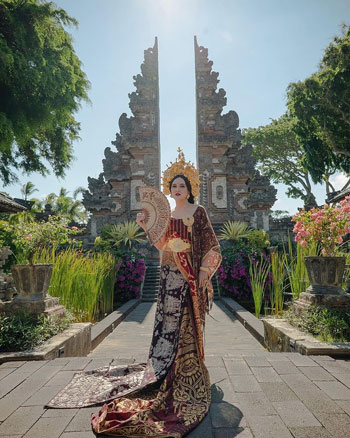 Deretan Artis Indonesia Dengan Busana Adat Bali