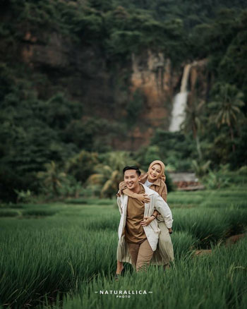 Ide Foto Prewedding Outdoor Casual