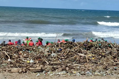 Berbagai Potret Pantai di Bali Yang Penuh Sampah