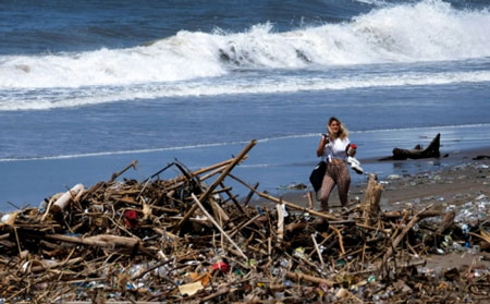 Berbagai Potret Pantai di Bali Yang Penuh Sampah