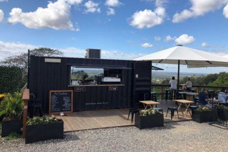 Desain kafe container minimalis dengan rooftop